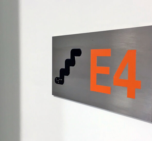 Signalétique en plaque de porte en inox