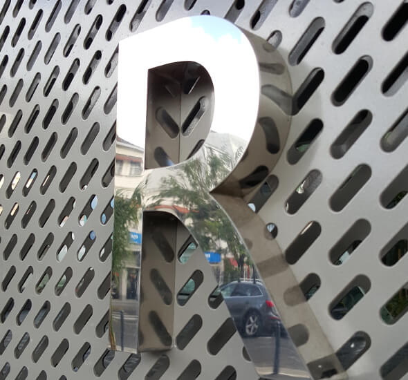 Signalétique en lettre aluminium polimiroir de chez marcal